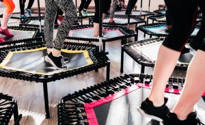 Mit angeleitetem Training in der RupertusTherme auf dem Trampolin Beweglichkeit, Muskeln und Gelenke stärken und mehr Selbstsicherheit gewinnen.