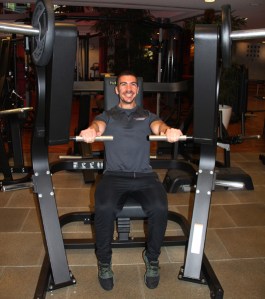 Die 'Großen', wie Fitness-Trainer Jonas Meichel, freuen sich über neueste professionelle Geräte für das Training