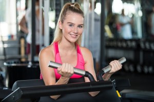 Ein leichtes Training unter Anleitung fördert auch schon bei Jugendlichen die Entwicklung, wie in der RupertusTherme in Bad Reichenhall